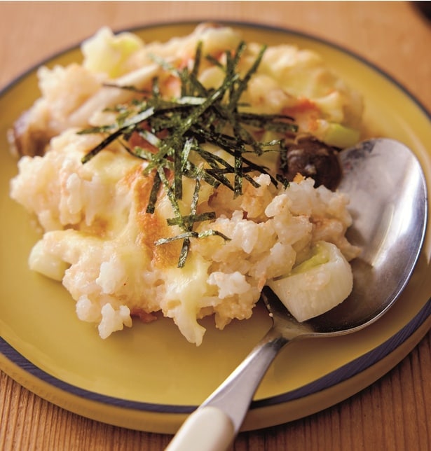 ドリアを器に取り分けて刻みのりをのせる。