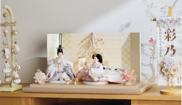 ケースを外して親王飾りとしても飾れる