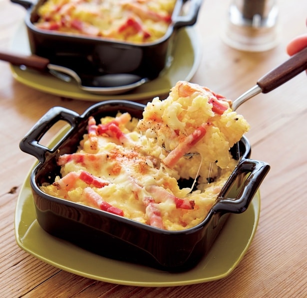 子どもにも人気のパスタ味＆冷凍ハンバーグが大変身！レンチンでソースが作れるドリア3選