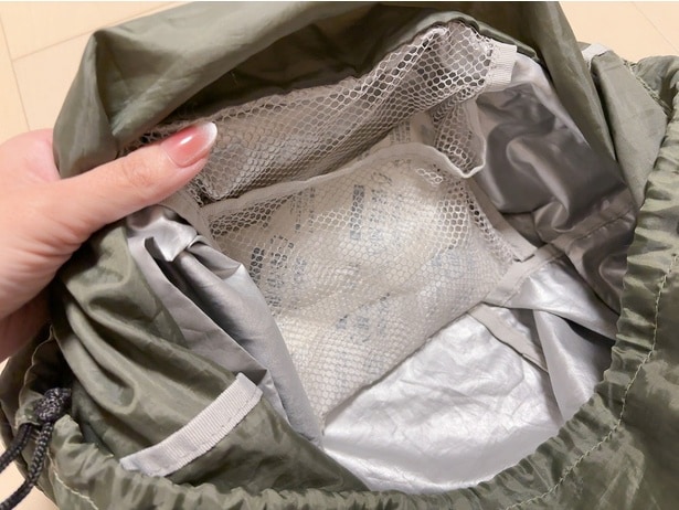 保冷剤を入れることも出来るメッシュポケット付き　　▶中身を入れると？