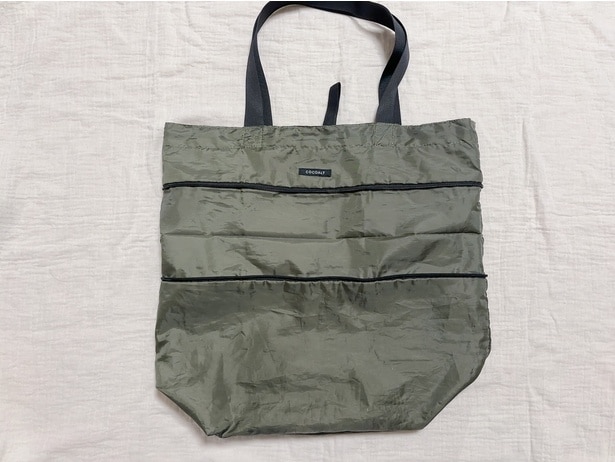 ファスナーを開くとワンサイズ大きなエコバッグに　　▶サイズが変えられる！