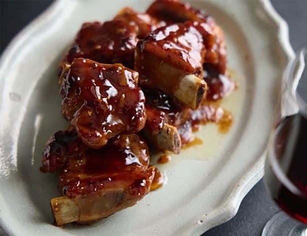 「ひとり晩酌」の正しいススメ! 髭バルさんイチオシ、肉汁したたる魅惑の「スペアリブ」は赤ワインとの相性が抜群!