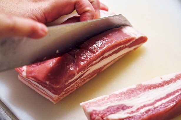 豚バラブロック肉は縦に2センチの幅に、細長く切る