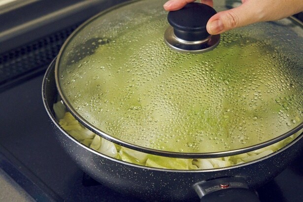 ふたをずらしてかぶせ、弱火で60分煮る