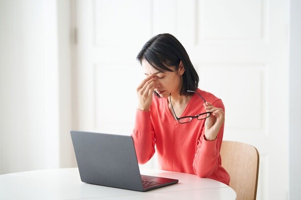 「あなたが思う10倍悪い」寝る前の“暗闇スマホ”が危険すぎ！？意外な目のNG習慣