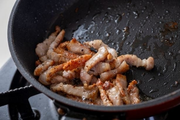 豚肉を焼き目がつくまでじっくり炒めて。