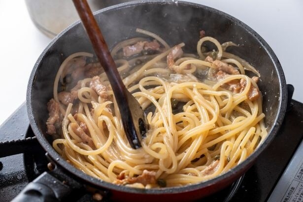 ソースの旨みをパスタに吸わせるのがおいしさの秘密。麺がツヤツヤしてきたら旨みをまとったサイン！