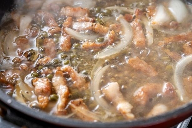 ぐつぐつと音が聞こえてきそう。旨みを水に移します。