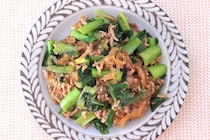 小松菜のシャキシャキ食感がいいアクセントに！ささっと作れる「小松菜たっぷり麻婆春雨」