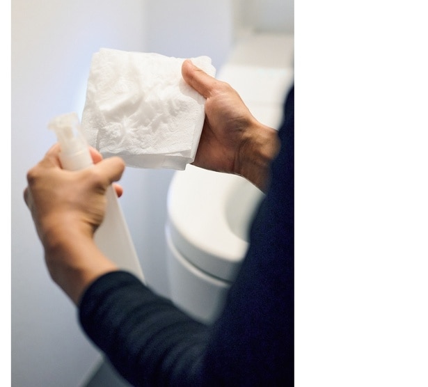 トイレットペーパーに吹きつけて