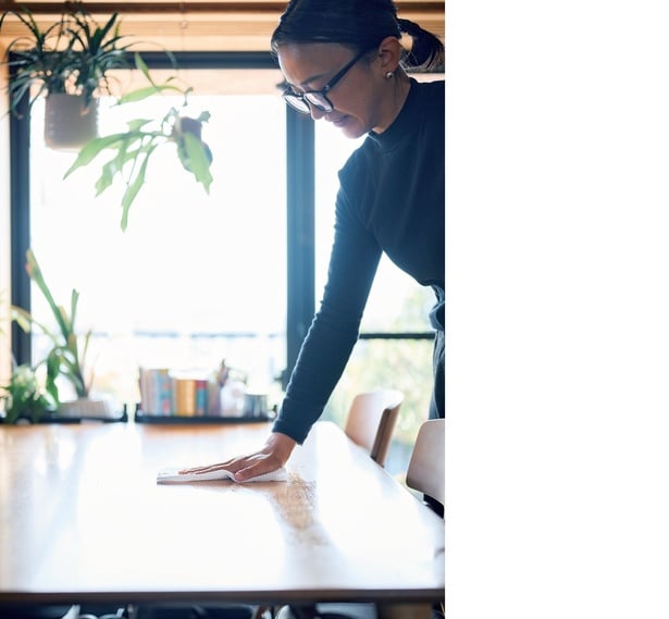 まずはテーブル上を拭いて