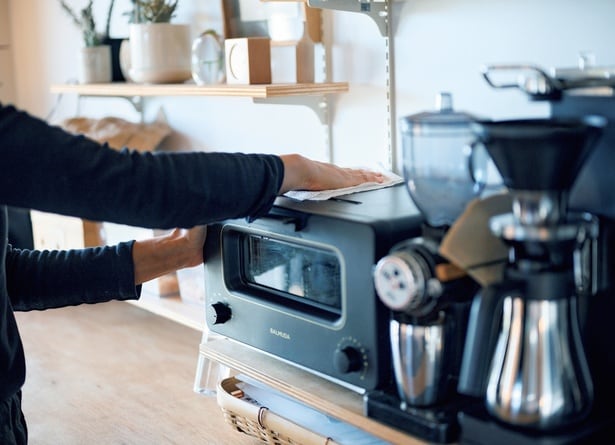 そのまま1枚で棚の上や周りを拭いて