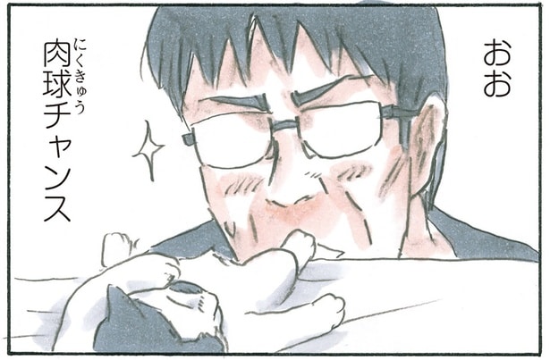 おお、肉球チャンス！ 猫がヘソ天で寝っ転がっている姿を見つけたお父さん