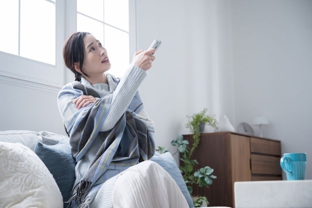 「暖房をつけても寒い」のには理由があった！設定温度を上げずに部屋をポカポカにする“窓と床”の断熱テク