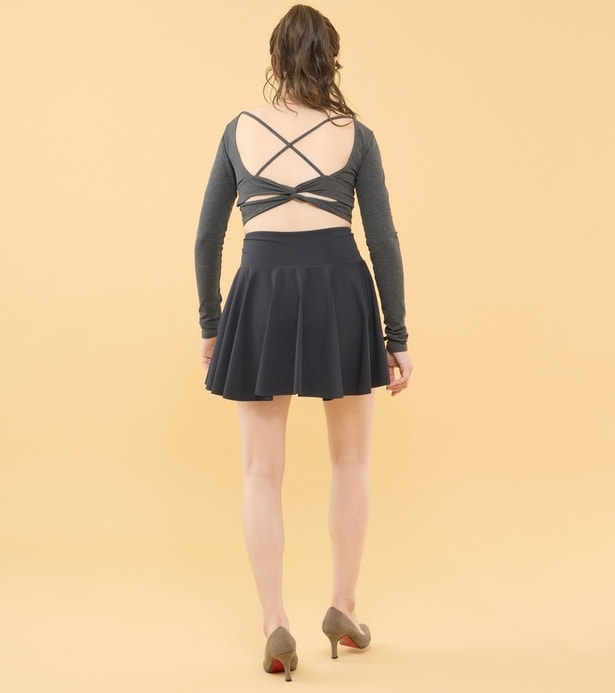 前のめり歩きで背中もお尻も大きく見える