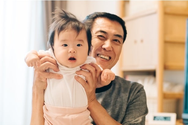 赤ちゃんを抱き上げるおじいちゃん（⇒次へ）