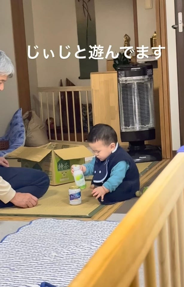 おじいちゃんと向かい合う赤ちゃん（⇒次へ）