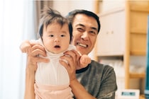 小さな手に1本の缶…。赤ちゃん×おじいちゃんの“ハイタッチ”が幸せすぎる