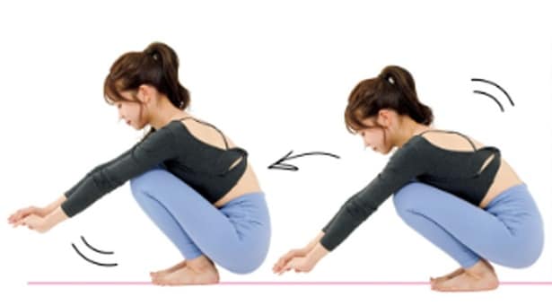 しゃがんだまま前後にゆらゆら動くストレッチ