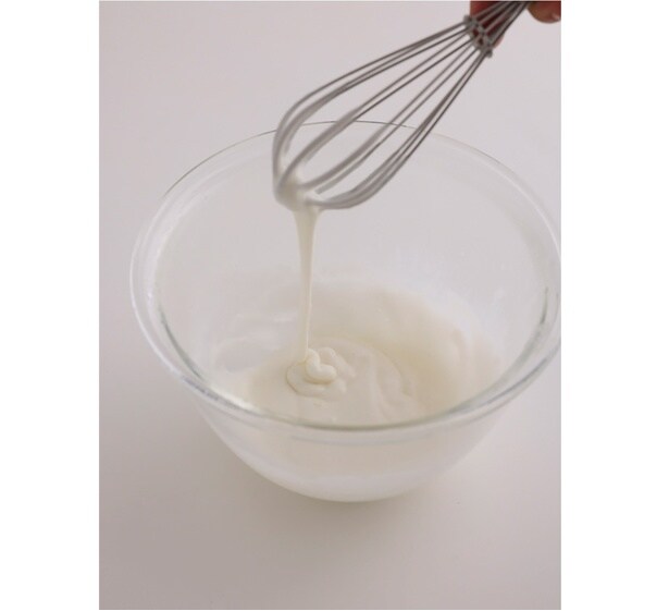 ボウルに餅と牛乳を入れ、ラップをして電子レンジで2分加熱する