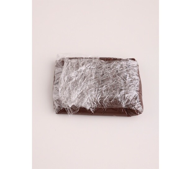 ラップの上に流し、包んで冷蔵庫で冷やす