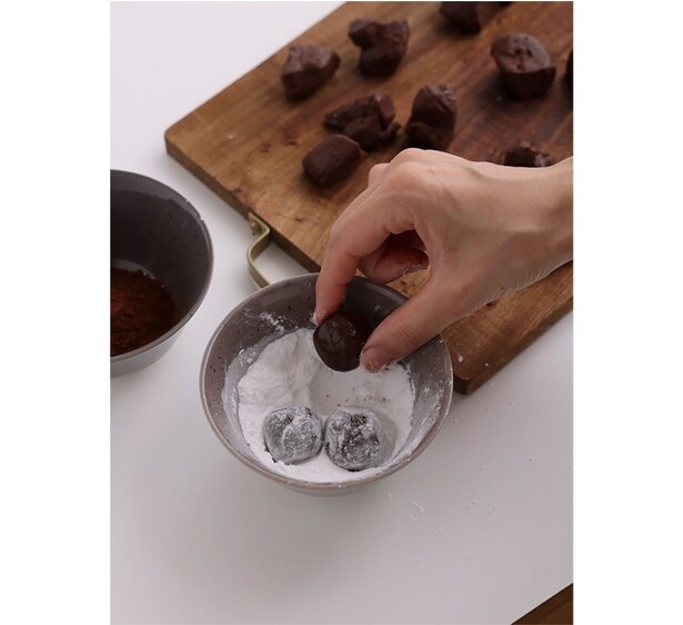 粉糖またはココアパウダーをまぶす