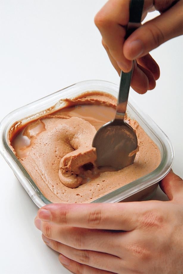 いったん冷凍室から取り出し、アイス全体をスプーンで混ぜると、むらがなくなる