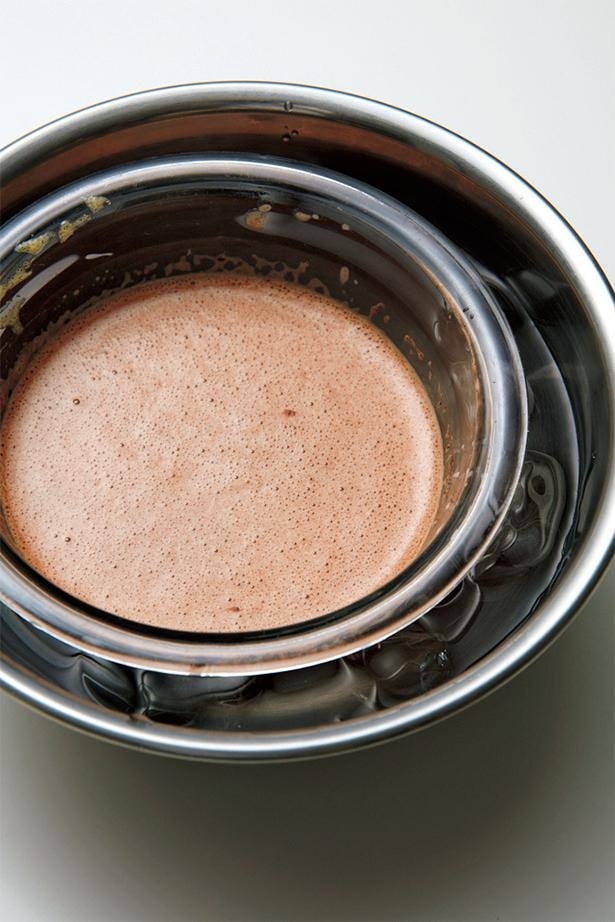 氷水で冷やすことで、アイスのキメが整いやすくなる