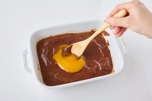 卵を1個ずつ割り入れて、都度なめらかになるまで混ぜる