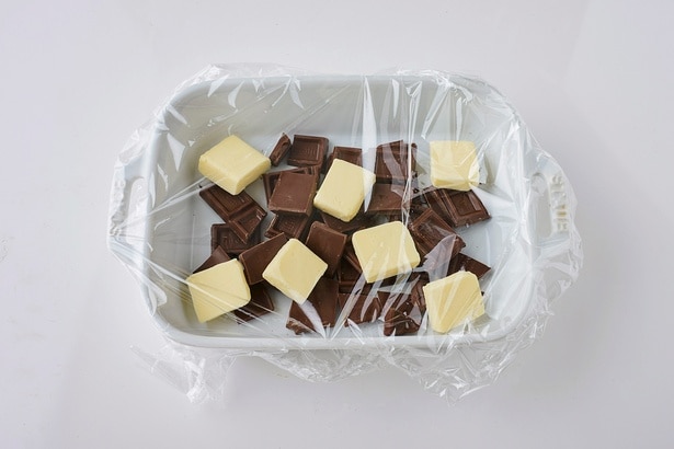 耐熱容器にチョコレートをくだいて入れる