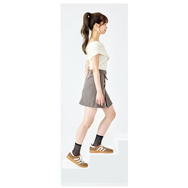 お尻と太ももの裏の力で引き上げる