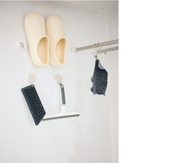 浴室はクロスやブラシ、水切りワイパーなどを壁に浮かせて収納