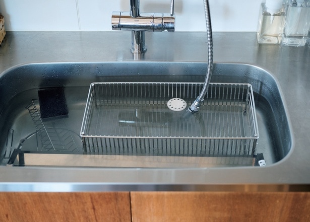 キッチンまわりの小物をシンクにつけ置き