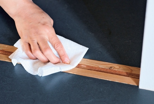 引き戸のレールも拭く