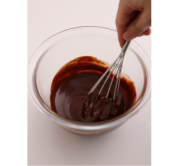 ボウルにチョコレートとバターを入れて湯煎