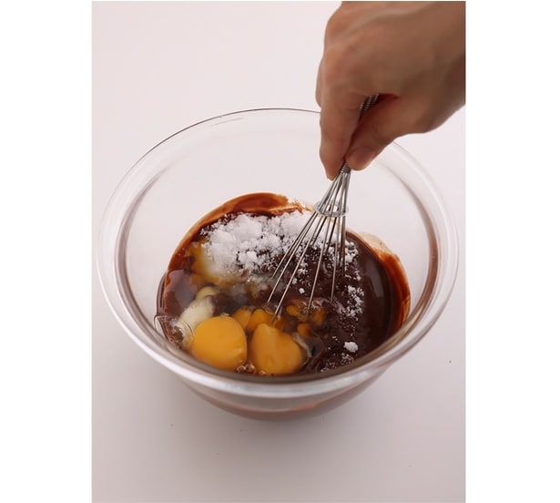 砂糖と卵を加えて混ぜる