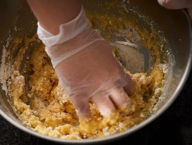 手で素早く混ぜ合わせる