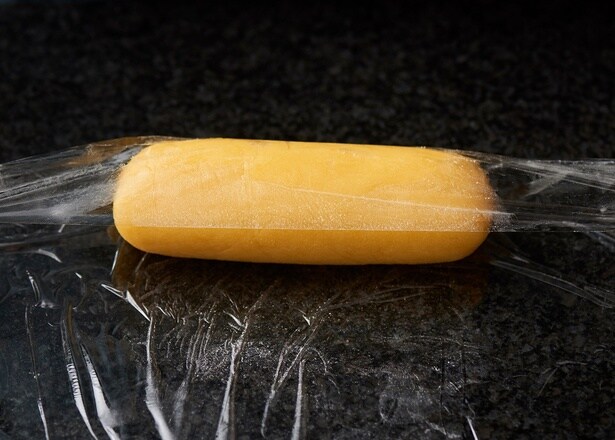 円柱状に整えラップで包む