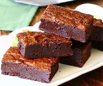 【英国菓子】鍋で混ぜてバットで焼くだけ。ねっちり食感が楽しい「グーイーブラウニー」