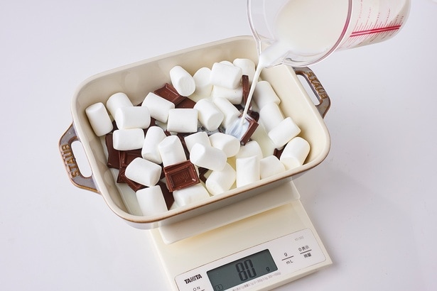 耐熱容器にチョコレートをくだいて入れ、マシュマロを加え、牛乳を注ぐ
