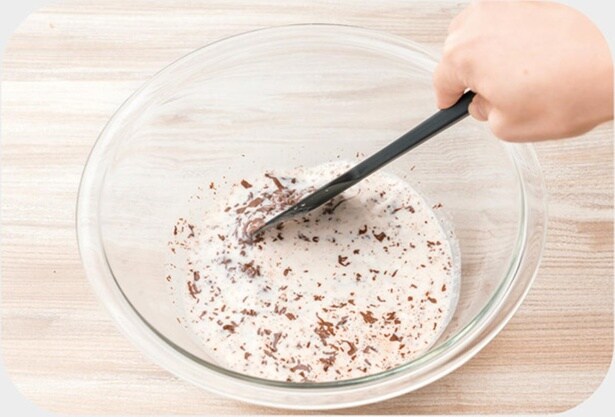 牛乳が温かいうちに刻んだ板チョコも加え、溶かす