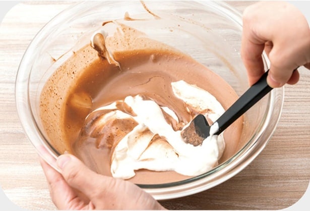 生クリーム120 ccを8分立てまで泡立てる