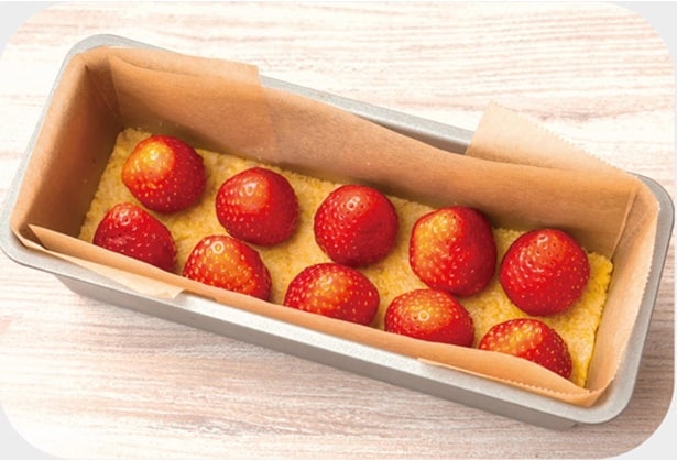 苺10個を並べて冷蔵庫で冷やす