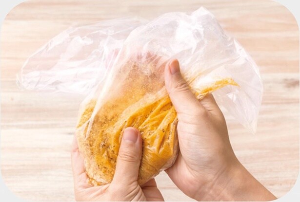 保存袋にクッキー70gを入れて砕く