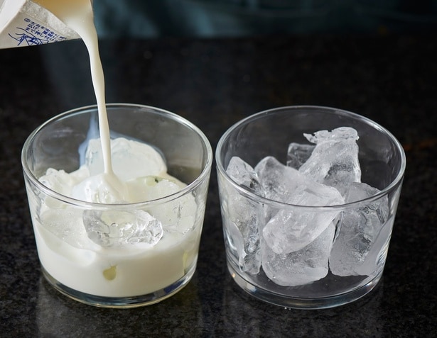 牛乳をグラスの七~八分目まで注ぐ