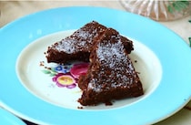 【英国菓子】イギリスの学校給食の人気者！バットで作る「チョコレートコンクリート」