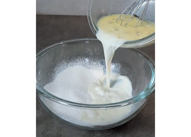 牛乳は、最初に半分だけ加えて混ぜる