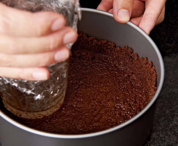 ラップを被せた底が平らなコップを使うと押し固めやすい