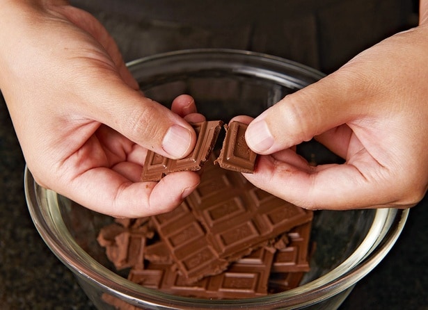 耐熱ボウルに板チョコを割り入れ、生クリームを加えて600Wの電子レンジで1分30秒加熱する