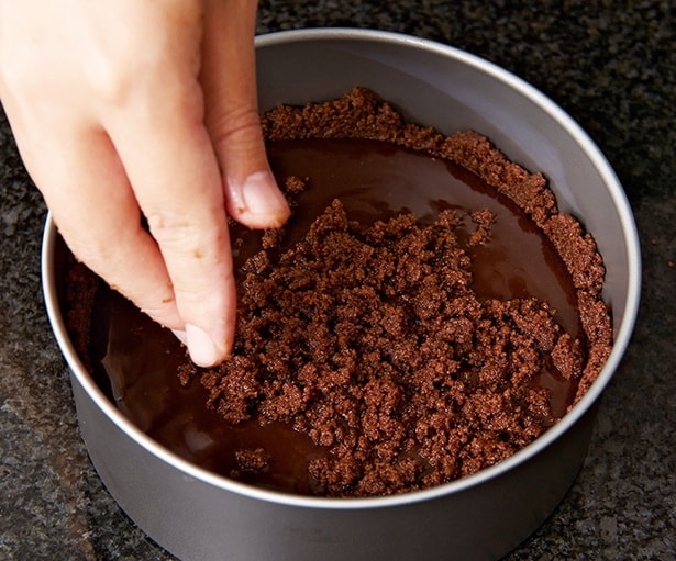 後のせのビスケットは、ほぐしながらちらすと敷きつめた部分とは違う食感が楽しめる